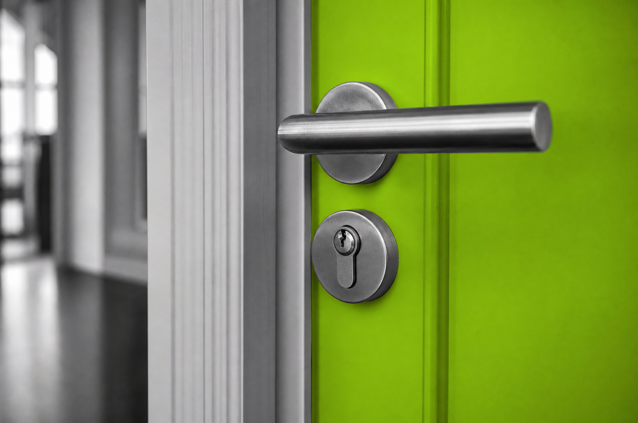 Primo piano sulla maniglia di una porta verde lime