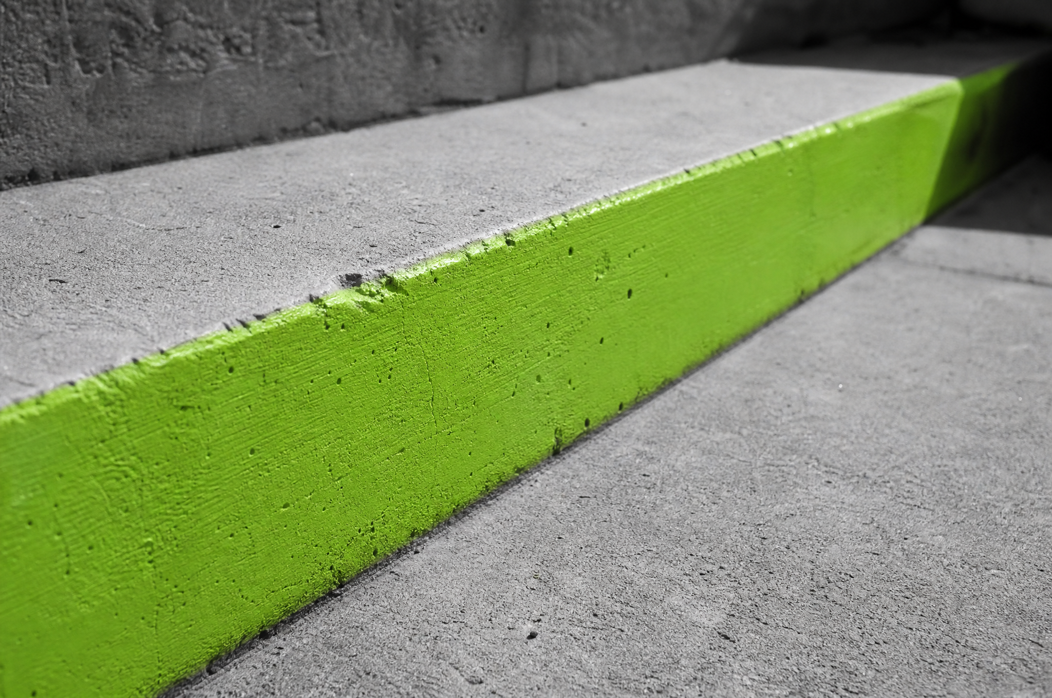 Primo piano sul bordo di un gradino verde lime