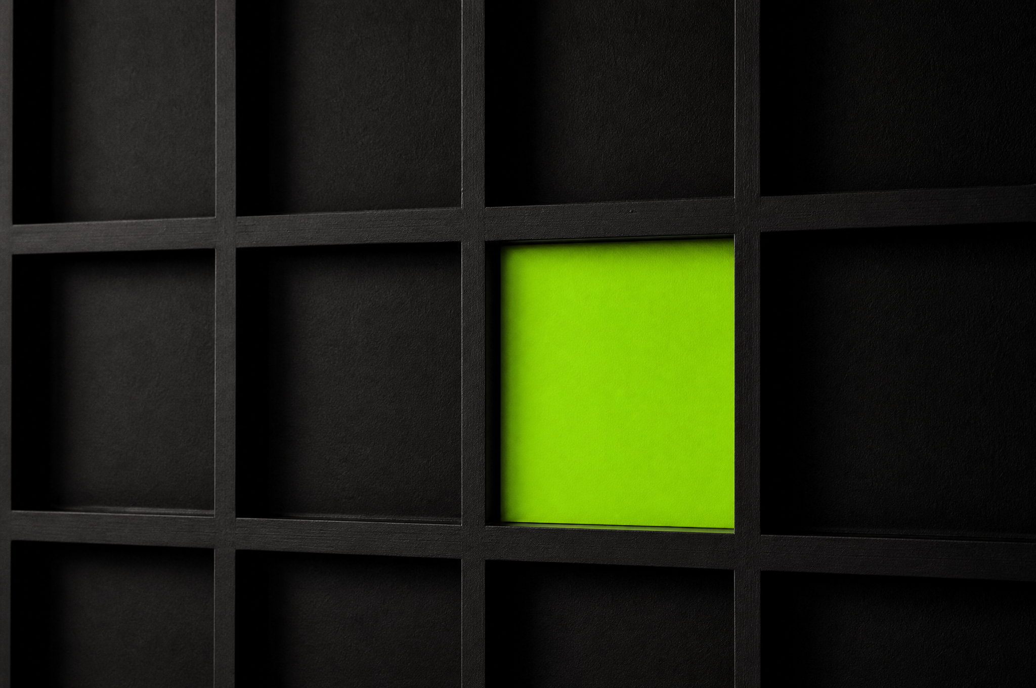 Primo piano su una singola casella del calendario illuminata in verde lime