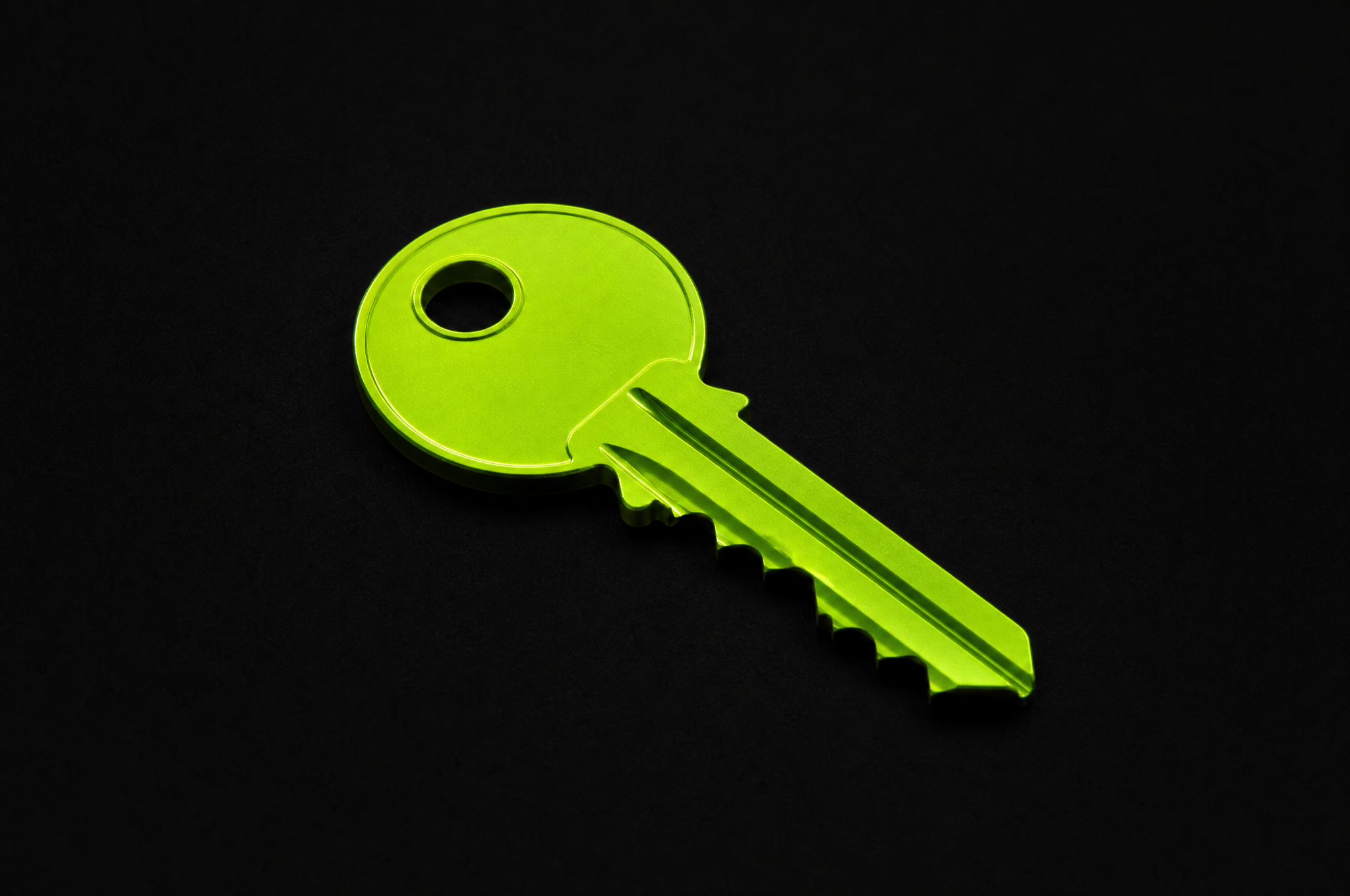 Primo piano sulla chiave moderna illuminata in verde lime