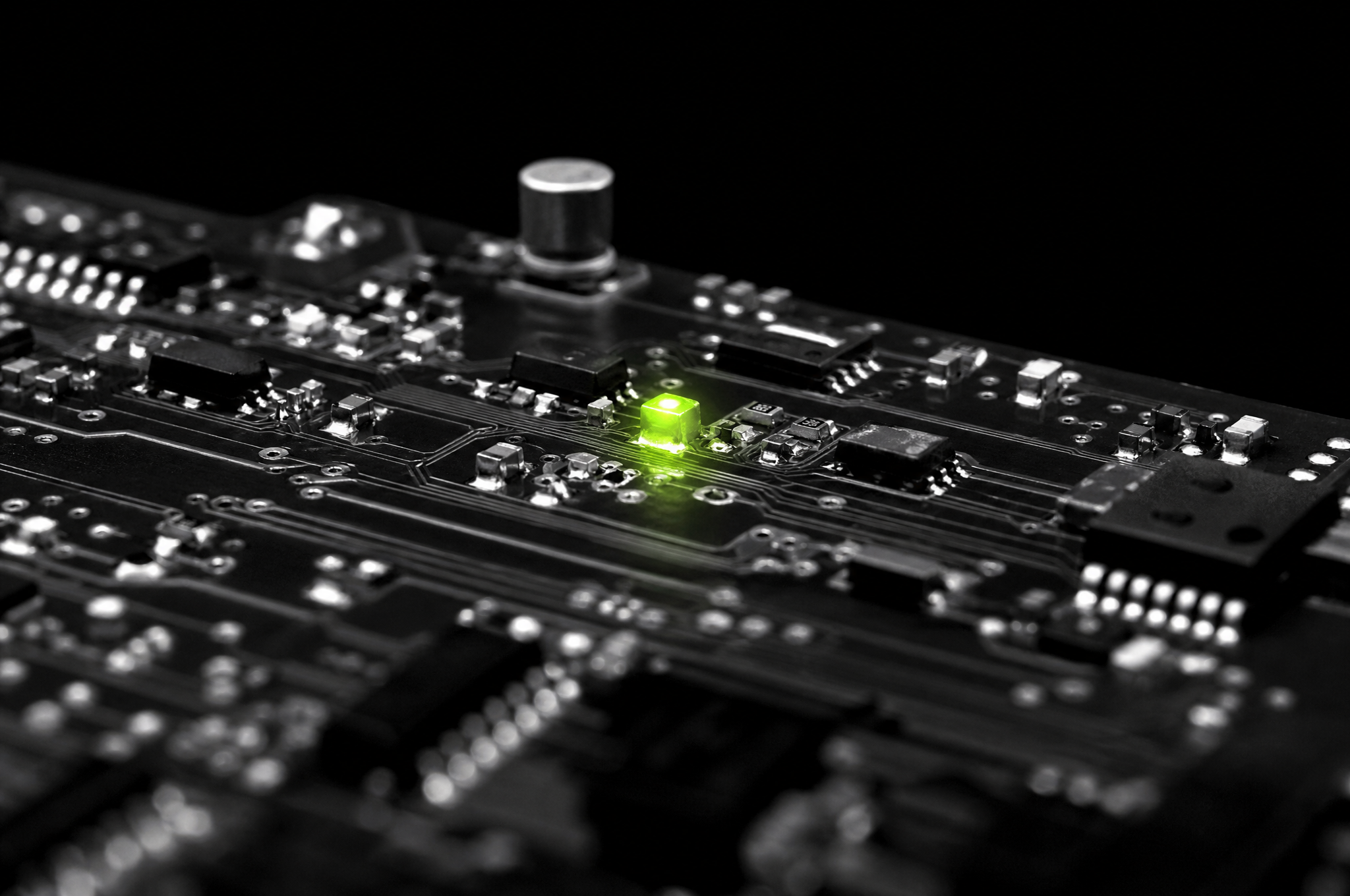 Primo piano su un nodo del circuito illuminato in verde lime