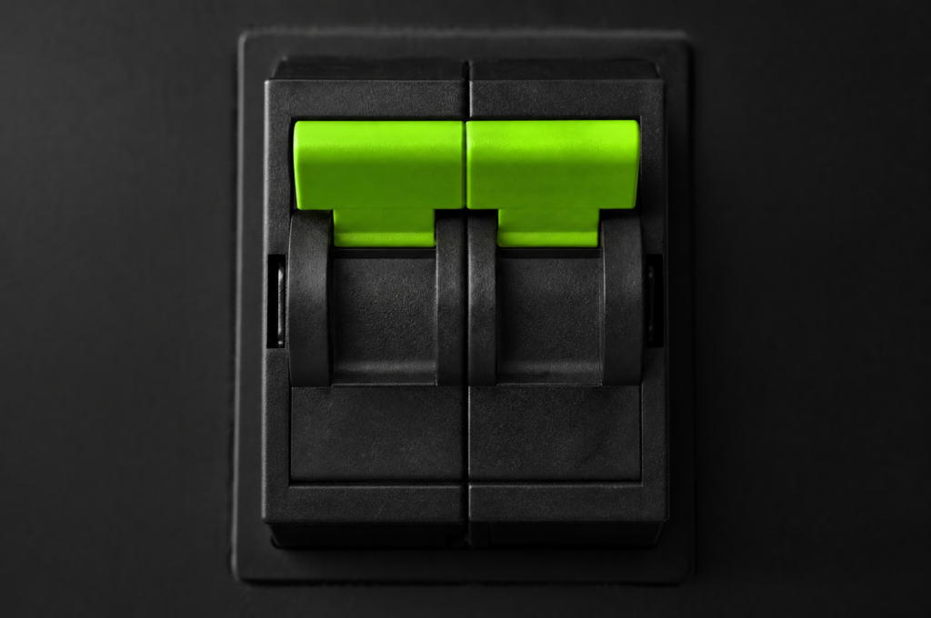 Primo piano sull'interruttore del contatore a doppia leva, leve verde lime