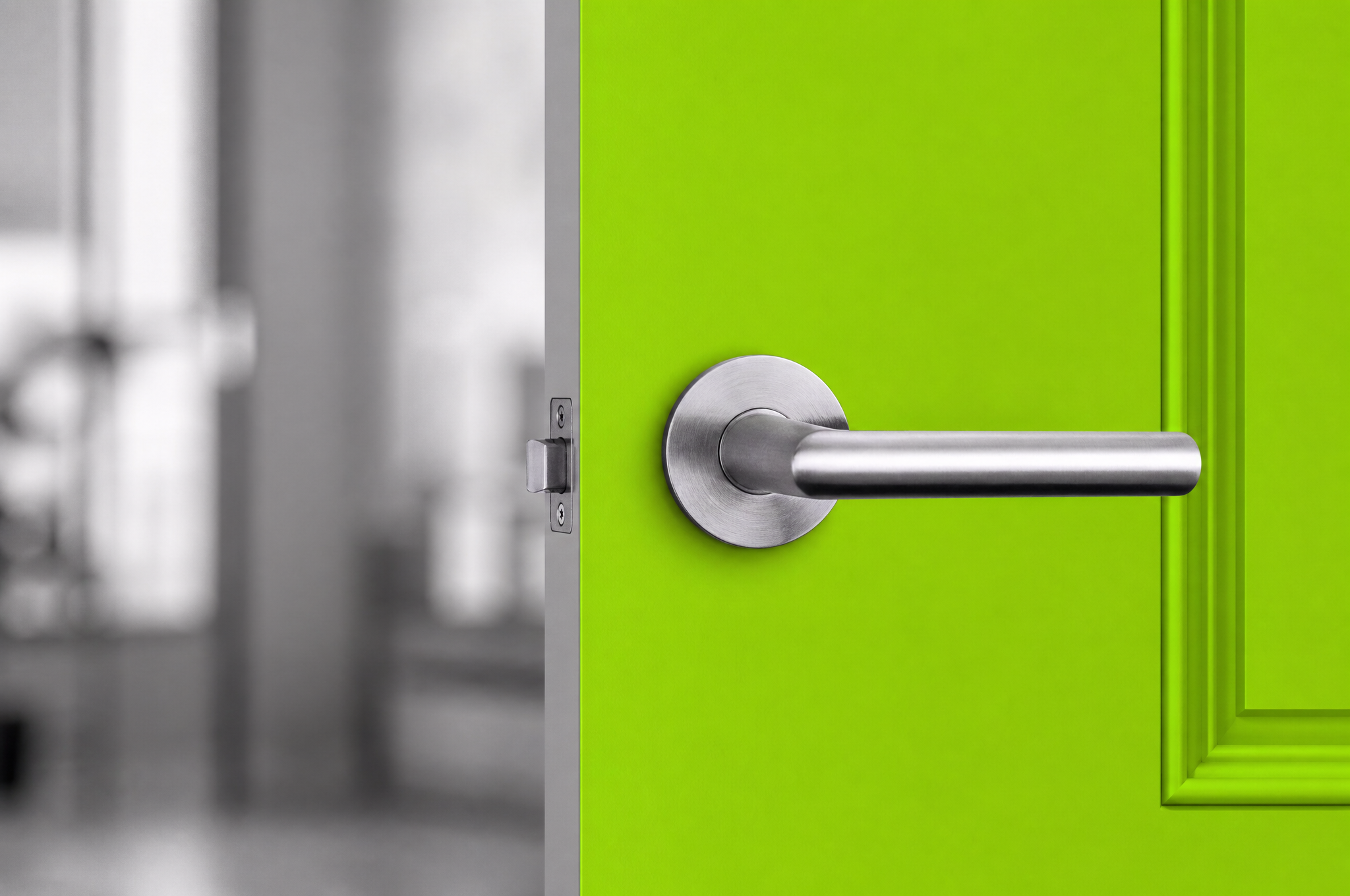 Primo piano sulla maniglia di una porta verde lime