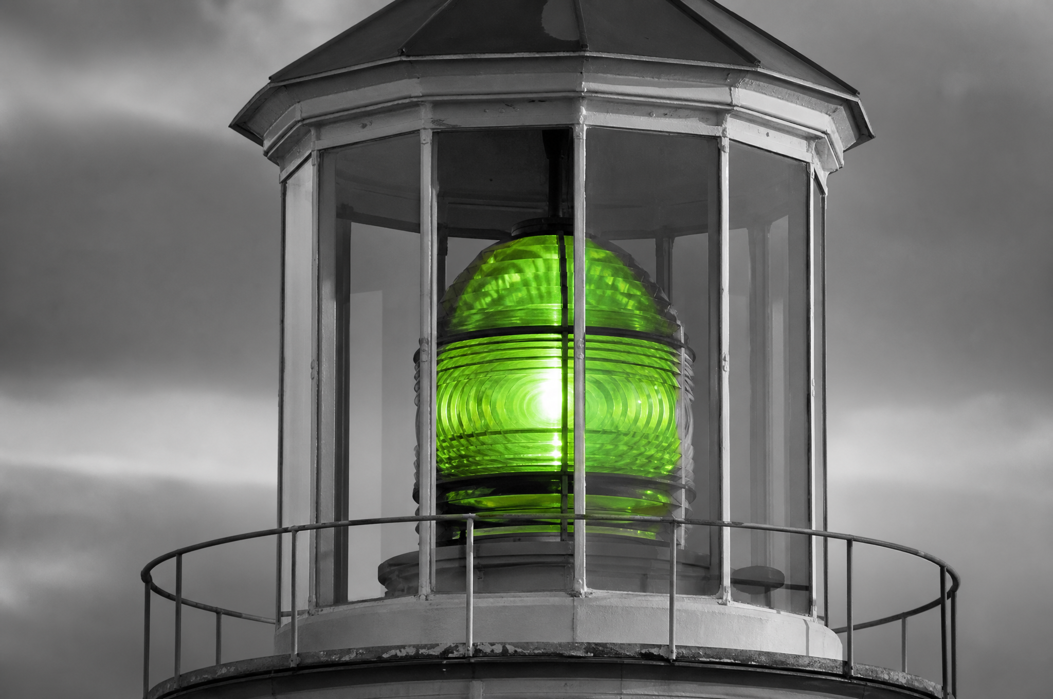 Primo piano sulla lampada del faro accesa in verde lime