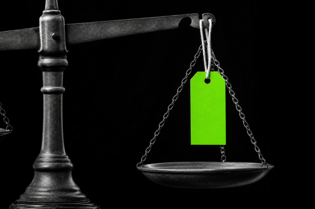 Primo piano sul cartellino del prezzo verde lime appeso al braccio della bilancia