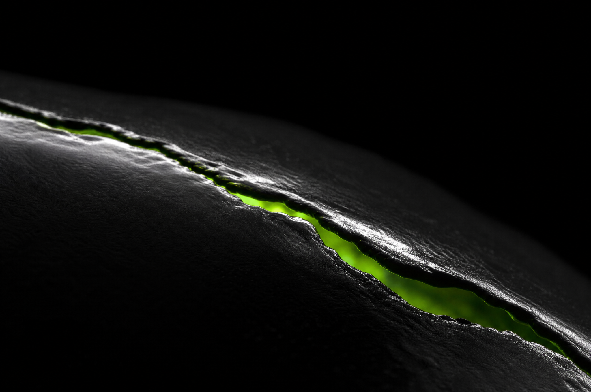 Primo piano sulla crepa con luce verde lime che filtra