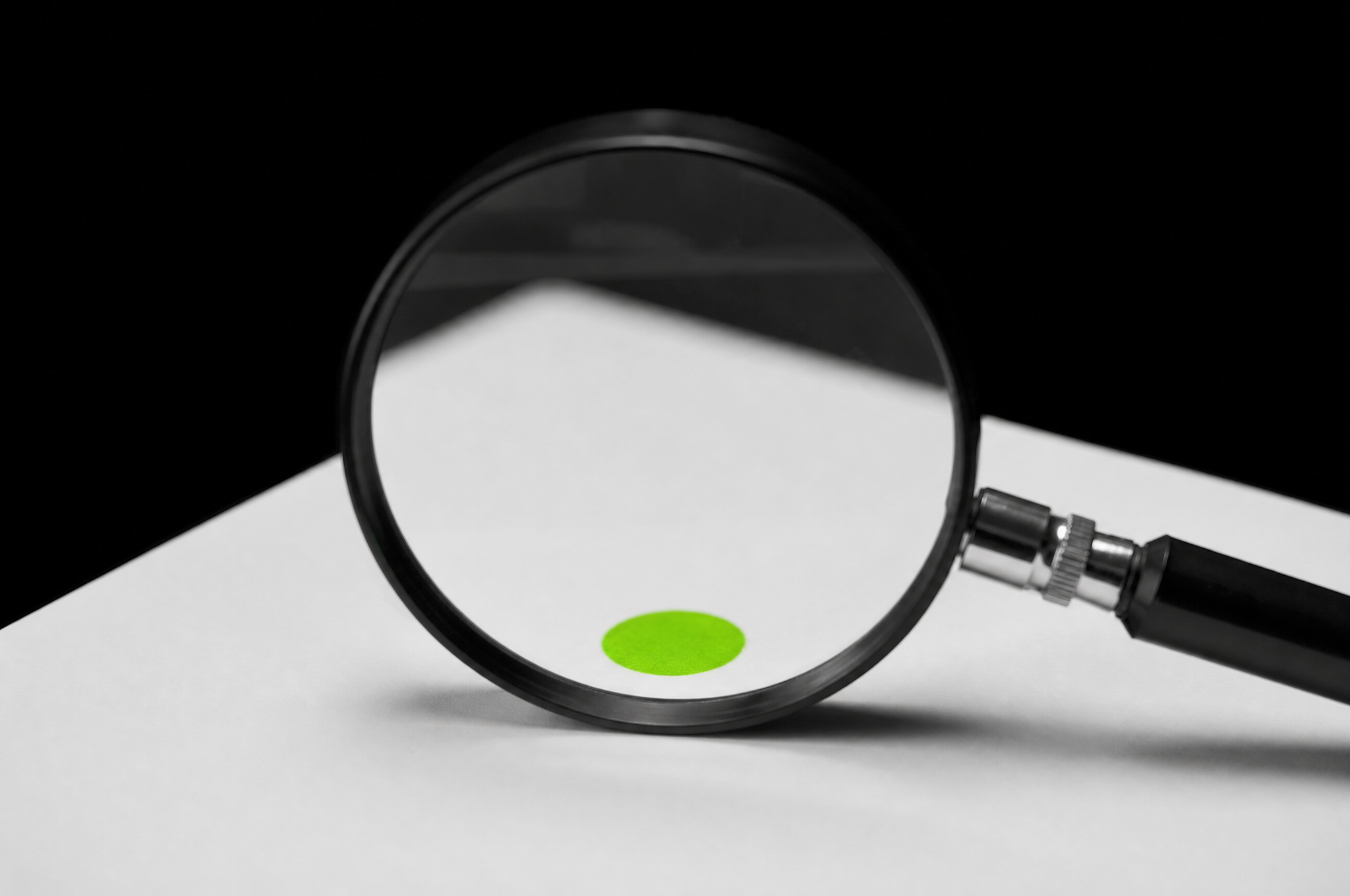 Primo piano sotto la lente d'ingrandimento, un dettaglio verde lime sul foglio
