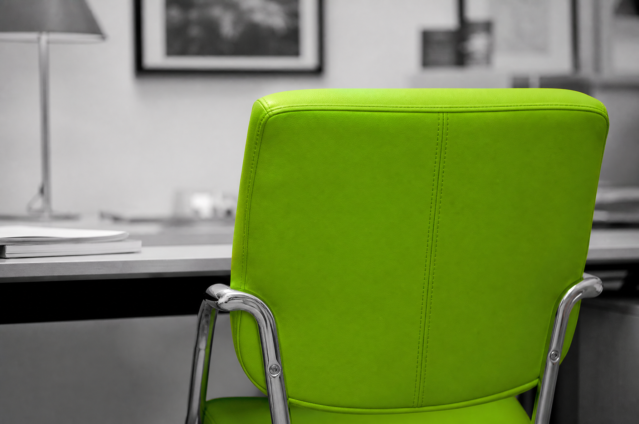 Primo piano sullo schienale della sedia in pelle, dettaglio verde lime